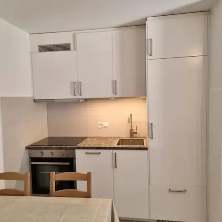Cozy 2-bedroom Apartment, With Terrace & Indoor Parking *
